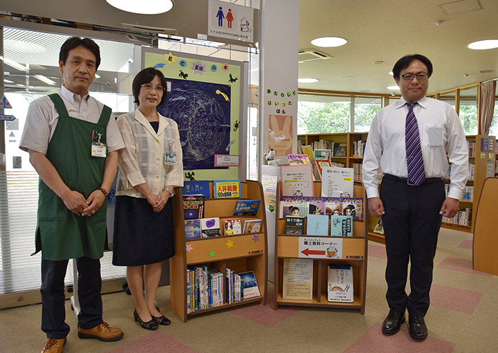 磐田市図書館へ子供用家具EVAキッズマガジンラック寄贈